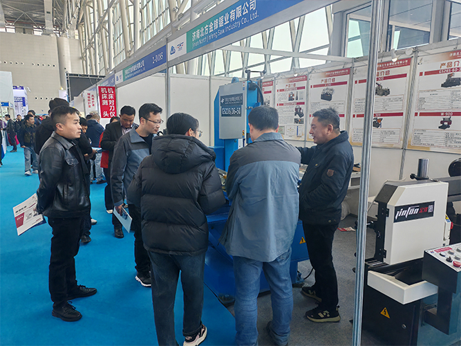 金鋒帶鋸床亮相合肥機床展：高效精準穩(wěn)定，吸睛無數(shù)